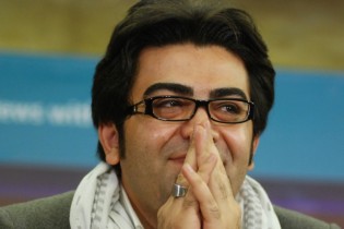 گویندگی فرزاد حسنی با «شب نقره‌ ای»  در رادیو جوان